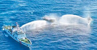 菲船抵近黃岩島 遭水炮驅離