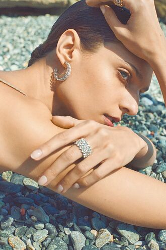 Buccellati圈形耳環點亮夏日穿搭