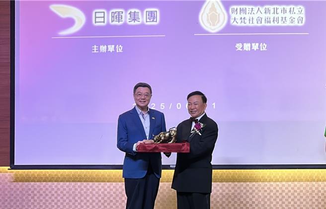 日暉集團董事長鄭越才(右)致贈紀念品給行政院長卓榮泰(左)。（蔡旻妤攝）