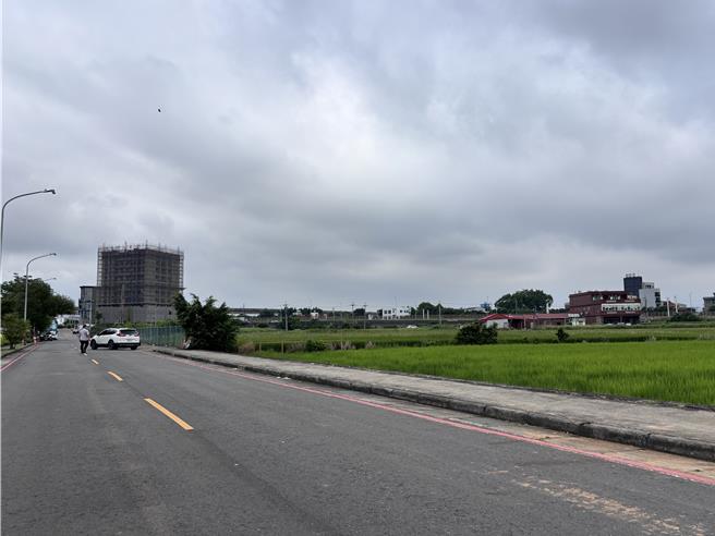 桃園市體育局行文同意，樂天桃園棒球場周邊文康二路上人行道，在球賽期間可以停放機車，有民眾質疑人行道應該留給民眾走路，市府竟還發公文同意停放，批無視行人權益。（廖姮玥攝）