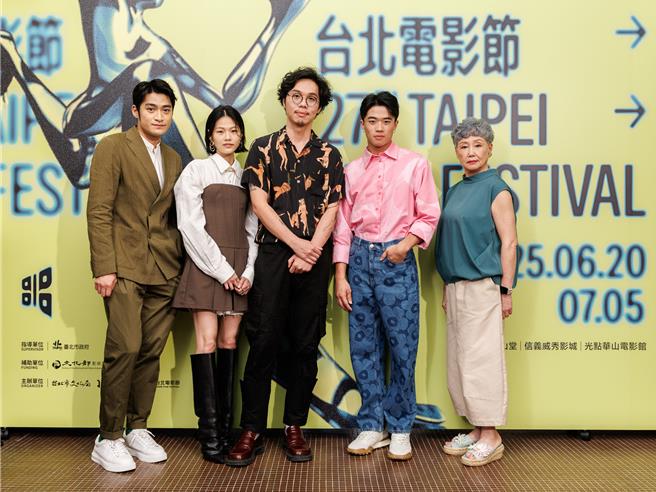 潘綱大（左起）、柯泯薰、導演朱駿騰、潘親御、陳季霞。（台北電影節提供）