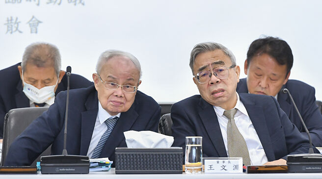 福懋兴业20日举行114年度股东常会，董事长王文渊（右）与董事洪福源（左）会前互相交换意见。图／王德为