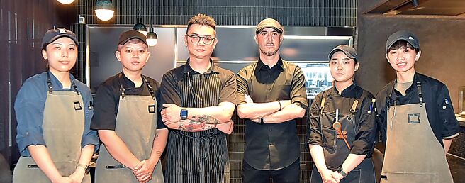 西班牙客座主廚Dani Palm（右三） 攜手瑪黑餐酒主廚Kris江承恩（左三），率廚房團隊為「瑪黑餐酒．敦南店」設計五周年全新菜色。圖／姚舜