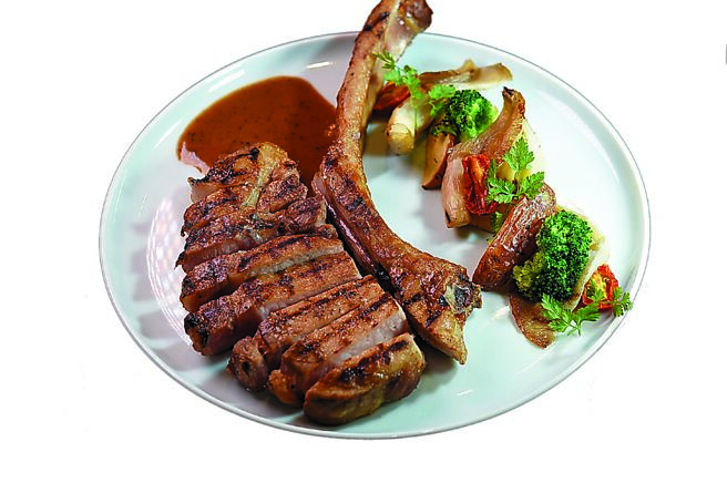 「瑪黑餐酒．敦南店」新菜「戰斧豬排／黑椒奶油醬汁／當季炭烤蔬菜」，將帶骨豬排以獨家香料醃漬入味，高溫炙烤鎖住肉汁，佐以經典奶油黑椒醬，微辣辛香。圖／姚舜