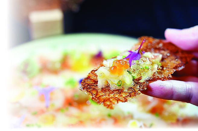 品嘗用生食級天使紅蝦作的鮮蝦Carpaccio，可搭配薄脆並帶有甜味的「脆烤雞皮片」，口感與風味更富層次。圖／姚舜