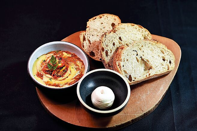 「瑪黑餐酒．敦南店」主廚推出全新常態性菜餚「酸種裸麥麵包／焦化奶油／肉醬鷹嘴豆泥」，將鷹嘴豆泥融合主廚特製牛肉醬，並加入綜合蔬菜料及新鮮番茄提升自然鮮甜。圖／姚舜