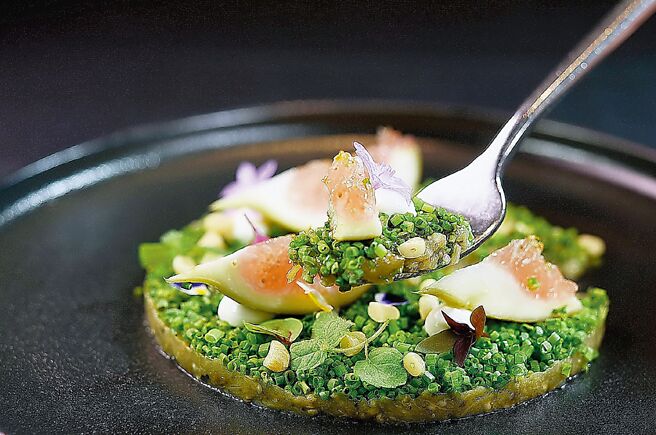 「煙燻茄子／蝦夷蔥／山羊乳酪／無花果」以帶有辛香的蝦夷蔥，以及酸甜的無花果平衡了煙燻茄子的微微焦苦。圖／姚舜