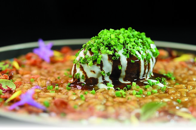 「慢燉豬頰肉」上的黑色醬汁是巧克力醬，白色則是蒜味奶醬。圖／姚舜