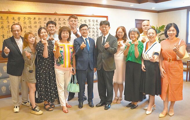 爱因斯坦教育集团董事长孙敬贤（前排左五）与大叶大学校长方文昌（前排右五）及家长们共同见证签约。图／大叶大学提供