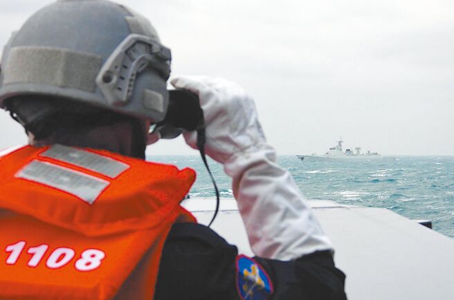 共军机舰扰台次数大增。图为海军日前监控共军船舰。（军闻社）