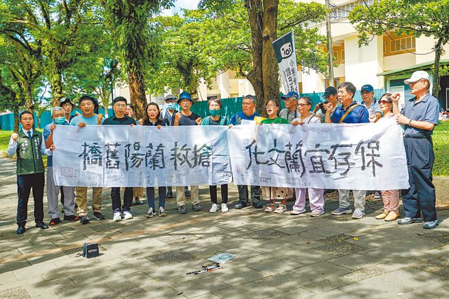 公民团体共计20多人20日赴宜兰县文化局陈情、诉愿，并高喊「抢救兰阳旧桥，保存宜兰文化」，文化局允诺会邀各界参与公路局提出的保存计画，盼能寻求双赢。（李忠一摄）