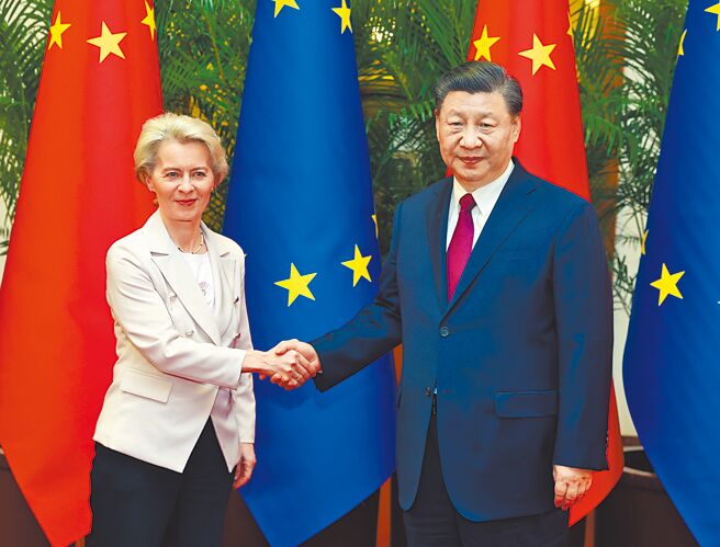 歐盟執委會主席范德賴恩將於7月24日至25日訪問北京，出席中歐領導人會晤。圖為中國國家主席習近平（右）2023年在北京接見范德賴恩（左）。（新華社）