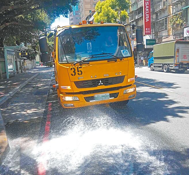 中央气象署20日发布今年首起高温橙色灯号，新北市政府启动高温防热应变机制，环保局洒水车在市区主要干道洒水降温。（新北市消防局提供／王扬杰新北传真）