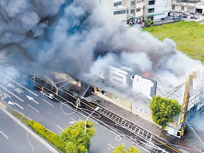 永康区一家大型五金卖场，因工人维修屋顶引发大火，承包商须赔偿1385万余元。（台南市消防局提供／郭良杰台南传真）