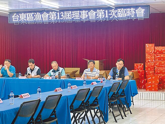 台东区渔会20日召开第13届理事会临时会，任职台东区渔会总干事已20年的李振元（右一）因被质疑上班怠惰及委外经营案疏失等原因，遭表决解职。（蔡旻妤摄）