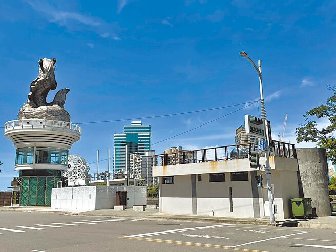高市府观光局向中央争取「爱河特色公厕推动计画」补助，预计将原有的老旧公厕南移，打造一座融入地景的全新公厕。（洪浩轩摄）