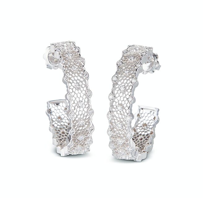 Buccellati的Tulle系列「Precious Circle」圈形耳环，宛如蕾丝的镂空结构搭配钻石点缀，质感与细节满分。（Buccellati提供）