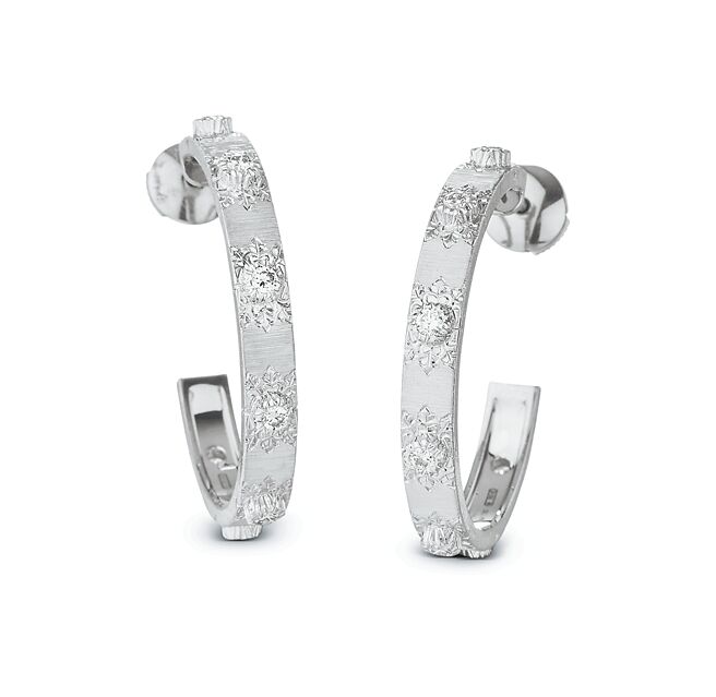 Buccellati的Macri Classica系列「Precious Circle」圈形耳环，低调中蕴藏奢华，图为白金款。（Buccellati提供）