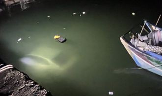 三芝後厝漁港連人帶車墜海 61歲駕駛受困無生命跡象