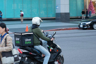 訂13杯手搖飲不買袋子 外送員怒噴1句「客秒下樓」