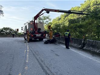 男騎士「過彎轉不過」摔12公尺深邊坡 蘇花公路一度回堵3公里