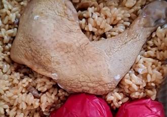 彌月油飯「雞腿發霉」送親友變送毒 業者竟怪宅配