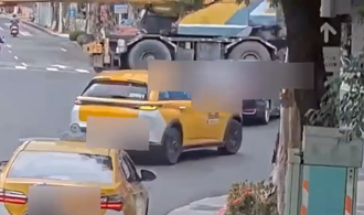 77岁吊车驾驶辗毙19岁女骑士！ 民眾怒包围：撞人还想逃？