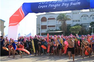 澎湖灣泳渡熱血登場！2300好手齊聚 挑戰最美海灣