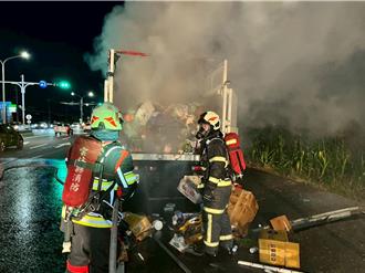 云林资源回收车窜火烟 民眾吓坏纷纷躲避