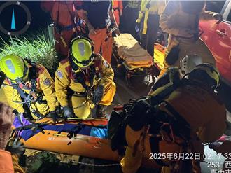 夫妻开车翻落50米深边坡 警消动员山区寻人顺利救援