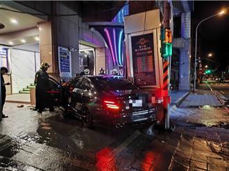 台北賓士男續攤酒駕衝撞KTV大樓　民眾緊跟報警成功逮人