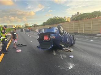 大貨車國道上不當變換車道 小客車遭擦撞翻覆