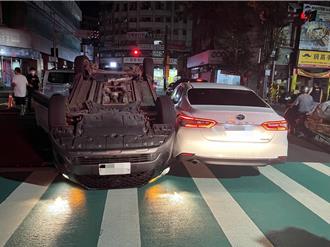 中壢路口深夜驚傳3車連撞　計程車當場翻車