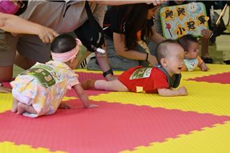 高醫岡山醫院首屆寶寶爬行賽！24位嫩嬰超萌全場笑料不斷