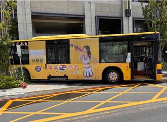 糗！司機尿急忘拉手煞車 公車倒退嚕擦撞消防栓變噴泉