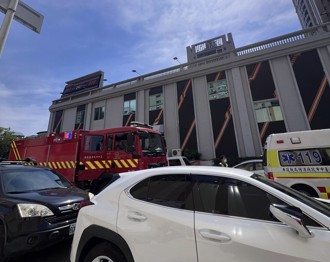 館長台中健身房前出事了 館外電動機車起火燃燒