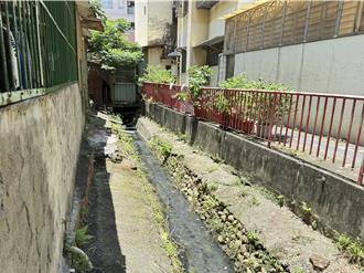 鳳山區水溝黑泥惡臭！陽光曝曬長雜草民怨 市府允改善