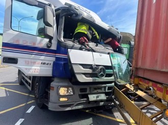 基隆港西岸嚴重車禍　貨車女駕駛夾困