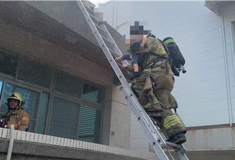 台南安南區透天厝火警　一家3口一度受困陽台