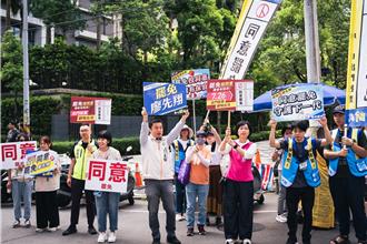 綠營新北黨部催罷免票 率隊進汐止金龍市場宣講