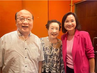 胡志強高雄新書會力挺柯志恩 贈書預祝「柯市長」當選