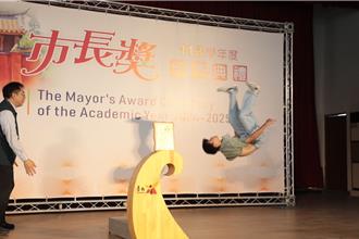 不只領獎！台南「市長陪你拍」變秀場 學生後空翻驚豔全場