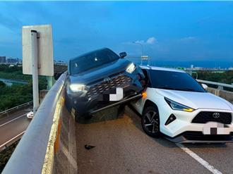 台74自撞護欄慘成「夾心餅乾」 車輛懸空驚險畫面曝