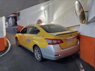 快訊》地下室開出車道竟輾到人　淡水小黃駕駛急報案