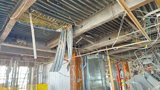 台中新光三越鋼板掉落 工人嘆拿命拚