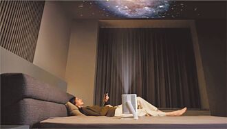 百吋大螢幕在家躺著看