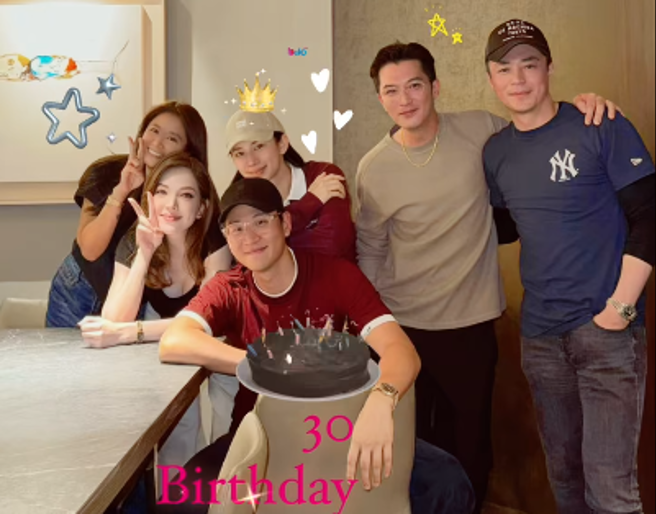 許瑋甯在限動祝福周興哲生日快樂，三對明星夫妻一起同框入鏡，包括周興哲(前中)和老婆趙岱(後中)，許瑋甯(左2)和邱澤(右2)、林心如(左1)和霍建華(右1)。（圖／攝自IG@許瑋甯）