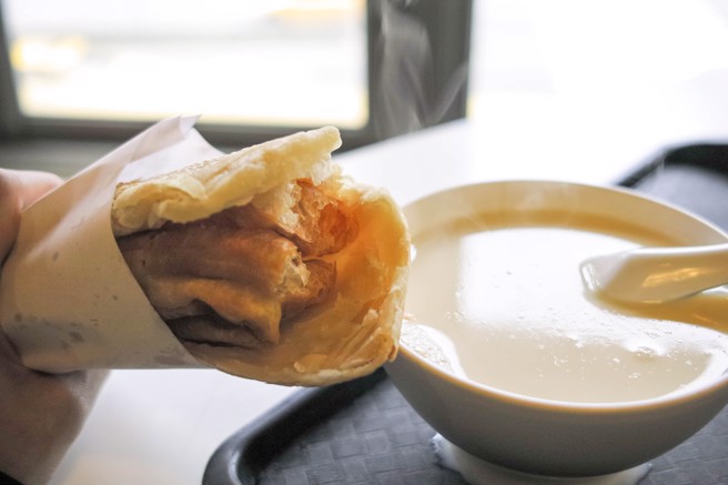 一份燒餅油條熱量約545大卡，熱量雖高，仍不及包有餡料的飯糰。（示意圖，Shutterstock／達志）