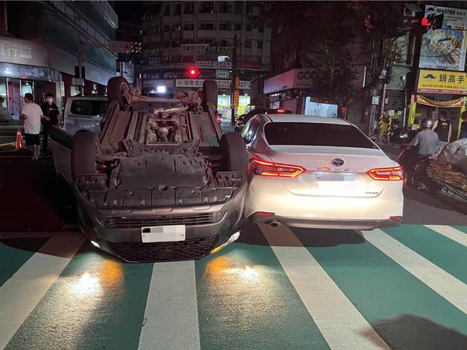 桃园市中坜区21日深夜发生1起3车碰撞事故，造成一辆计程车翻覆，驾驶手部挫伤送医。（中坜警分局提供）