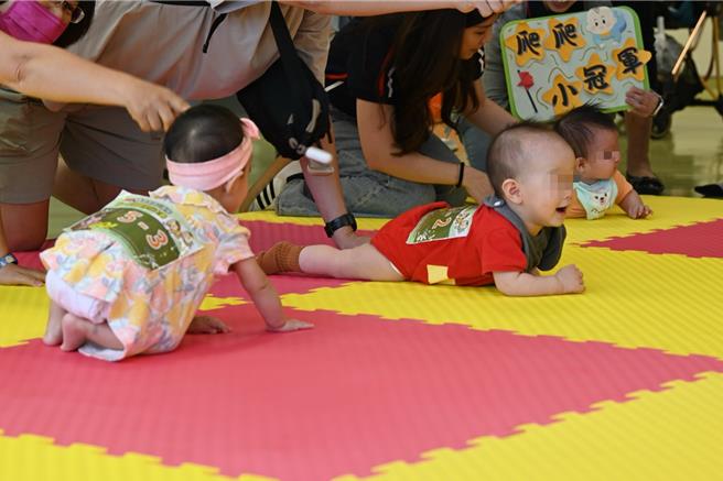 寶寶爬行活動現場設置專屬爬行賽道，起點前就定位的寶寶們，開始向前爬行，有的寶寶目標明確，朝著在終點等候的爸媽勇往直前努力衝刺，有的則在途中東張西望，找隔壁選手串門子，甚至原地打轉、哭著回頭找媽咪，現場笑聲不斷。（院方提供／紀爰高雄傳真）
